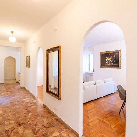 Domus Verona - Elegante Residenza Con Affaccio Su Porta Leoni Oda fotoğraf