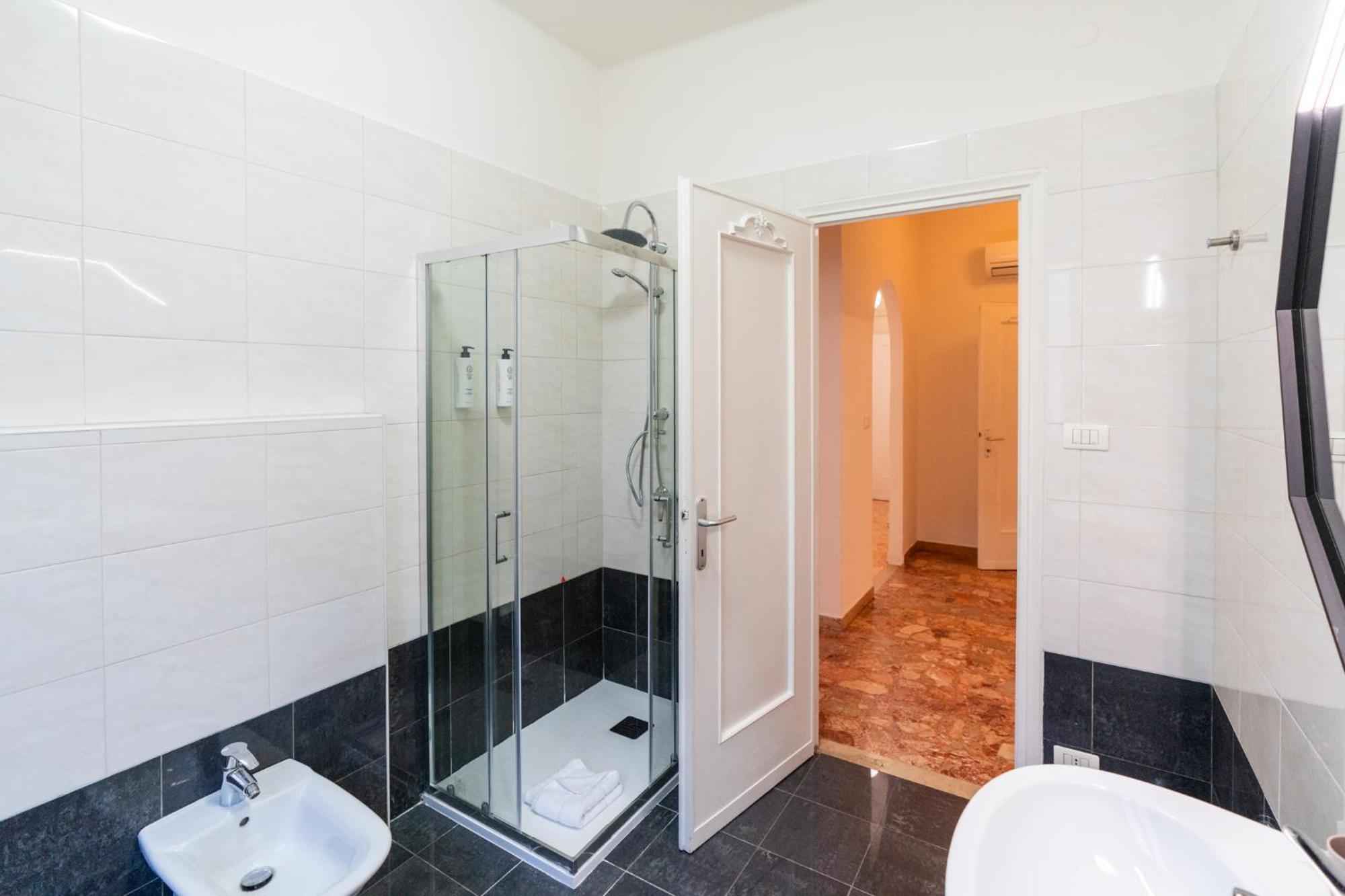 Domus Verona - Elegante Residenza Con Affaccio Su Porta Leoni Oda fotoğraf