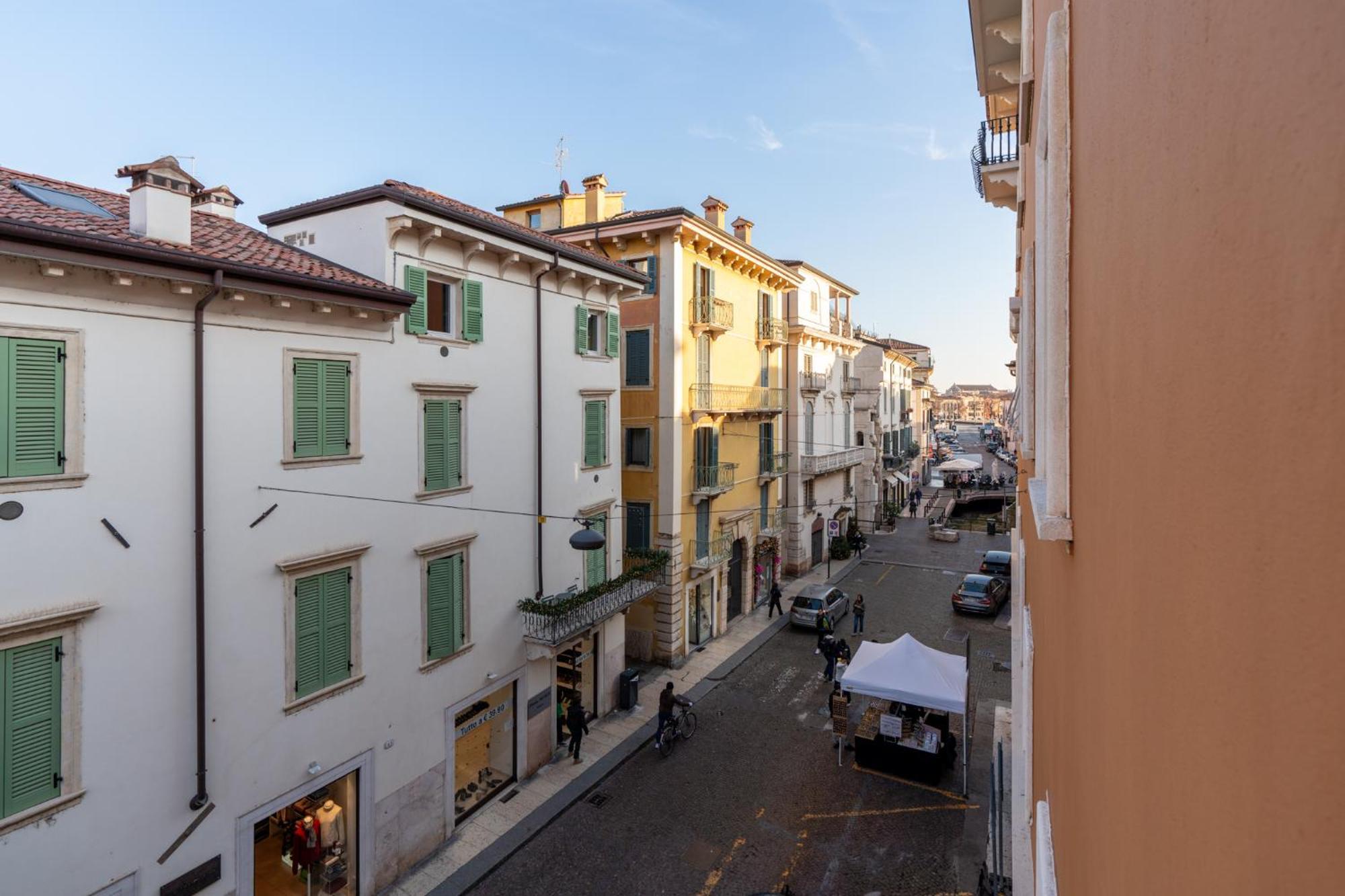 Domus Verona - Elegante Residenza Con Affaccio Su Porta Leoni Oda fotoğraf
